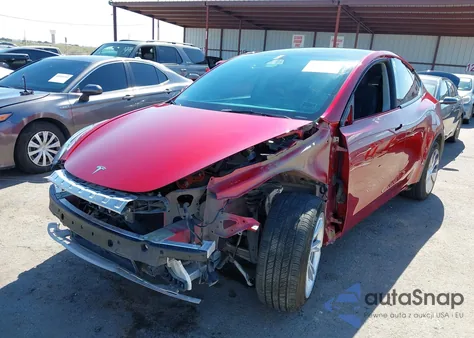 2024 Tesla Model Y Long Range Dual Motor All-Wheel Drive z USA, uszkodzony, nr VIN 7SAYGAEE1RF048102